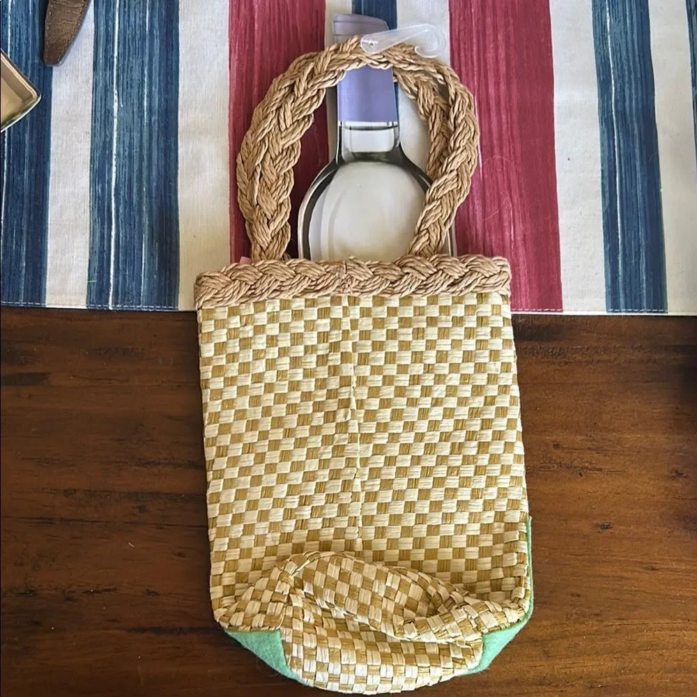 Kohl’s Woven Basket with Pink Bow and bunny design NEW wine cover